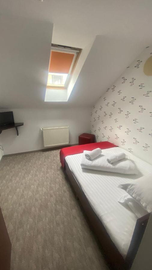 Pension La Viorel Isaila Сибиу Экстерьер фото