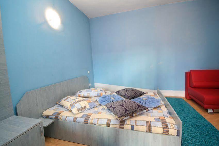 Pension La Viorel Isaila Сибиу Экстерьер фото